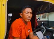 Pengemudi truk di Pelabuhan Tanjung Kalian. Foto: Rizki Ramadhani.