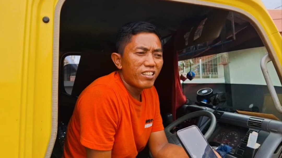 Pengemudi truk di Pelabuhan Tanjung Kalian. Foto: Rizki Ramadhani.