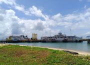 Dua kapal sedang berlabuh di Pelabuhan Tanjung Kalian. Foto: Rizki Ramadhani.