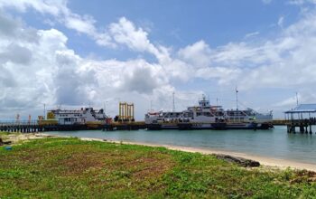 Dua kapal sedang berlabuh di Pelabuhan Tanjung Kalian. Foto: Rizki Ramadhani.