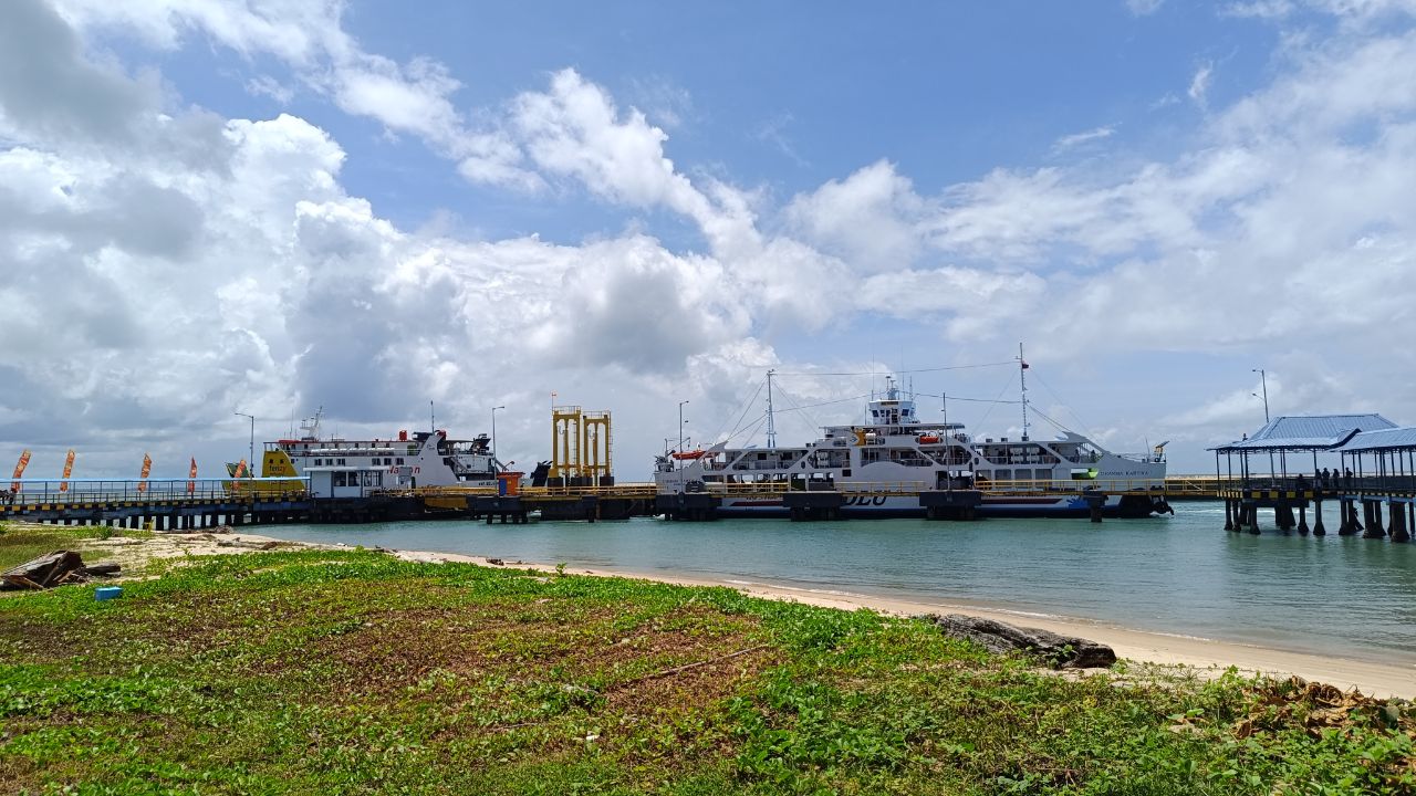 Dua kapal sedang berlabuh di Pelabuhan Tanjung Kalian. Foto: Rizki Ramadhani.
