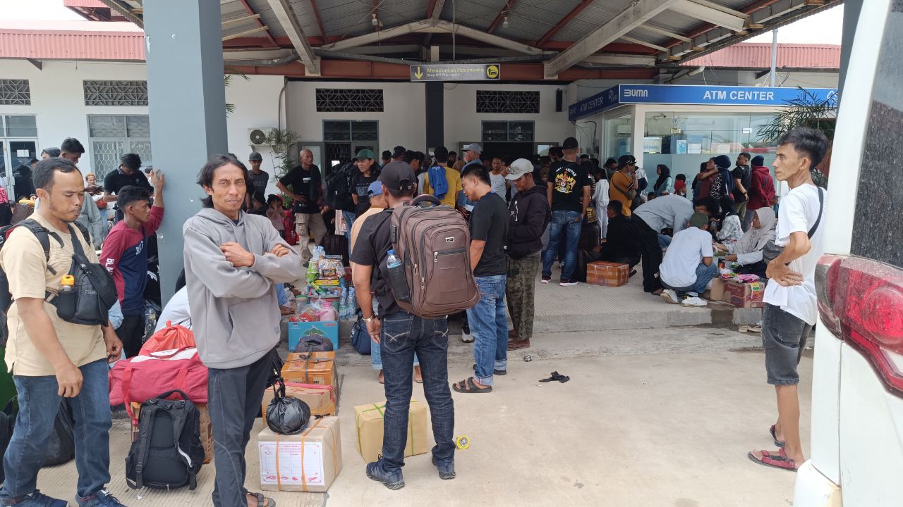 Suasana halaman depan Pelabuhan Tanjung Kalian. Foto: Rizki Ramadhani.