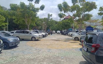 Sejumlah kendaraan yang berada di buffer zone 1 Pelabuhan Tanjung Kalian. Foto: Rizki Ramadhani.