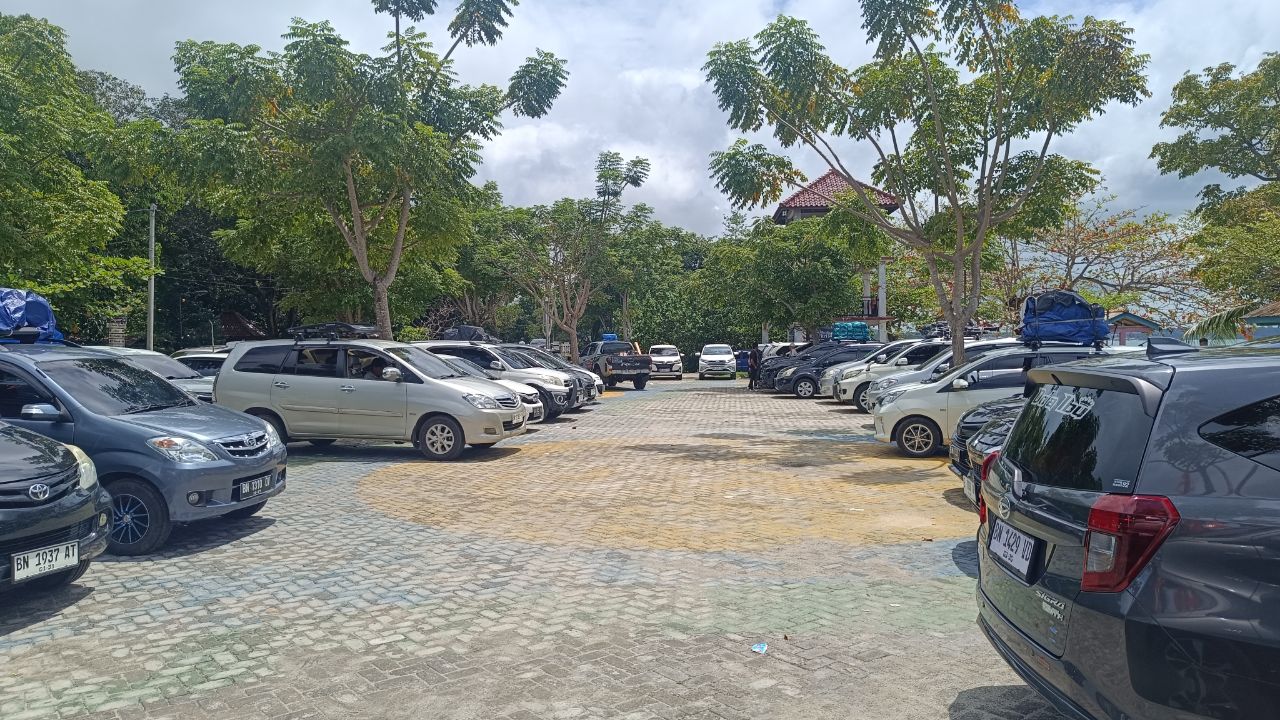 Sejumlah kendaraan yang berada di buffer zone 1 Pelabuhan Tanjung Kalian. Foto: Rizki Ramadhani.