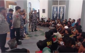 Sejumlah sopir truk di Pelabuhan Tanjung Kalian tak kebagian tiket. Foto: Istimewa.