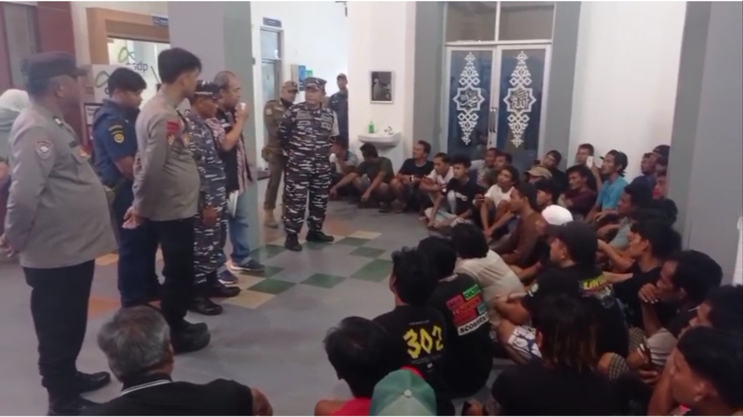 Sejumlah sopir truk di Pelabuhan Tanjung Kalian tak kebagian tiket. Foto: Istimewa.