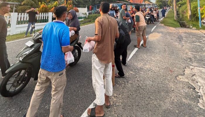 Komunitas Sbat Fama’s Mentok Berbagi Takjil, Tebar Kepedulian di Bulan Ramadan 