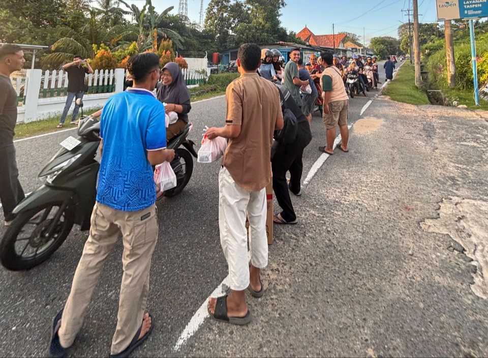 Komunitas Sbat Fama’s Mentok Berbagi Takjil, Tebar Kepedulian di Bulan Ramadan. Foto: Istimewa.