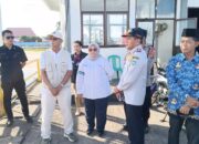 Yus Derahman saat meninjau arus mudik di Pelabuhan Tanjung Kalian. Foto: Rizki Ramadhani.