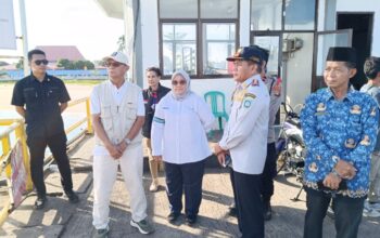 Yus Derahman saat meninjau arus mudik di Pelabuhan Tanjung Kalian. Foto: Rizki Ramadhani.