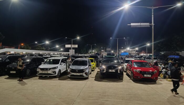 Puluhan Ribu Penumpang dan Kendaraan Melintas di Pelabuhan Tanjung Kalian