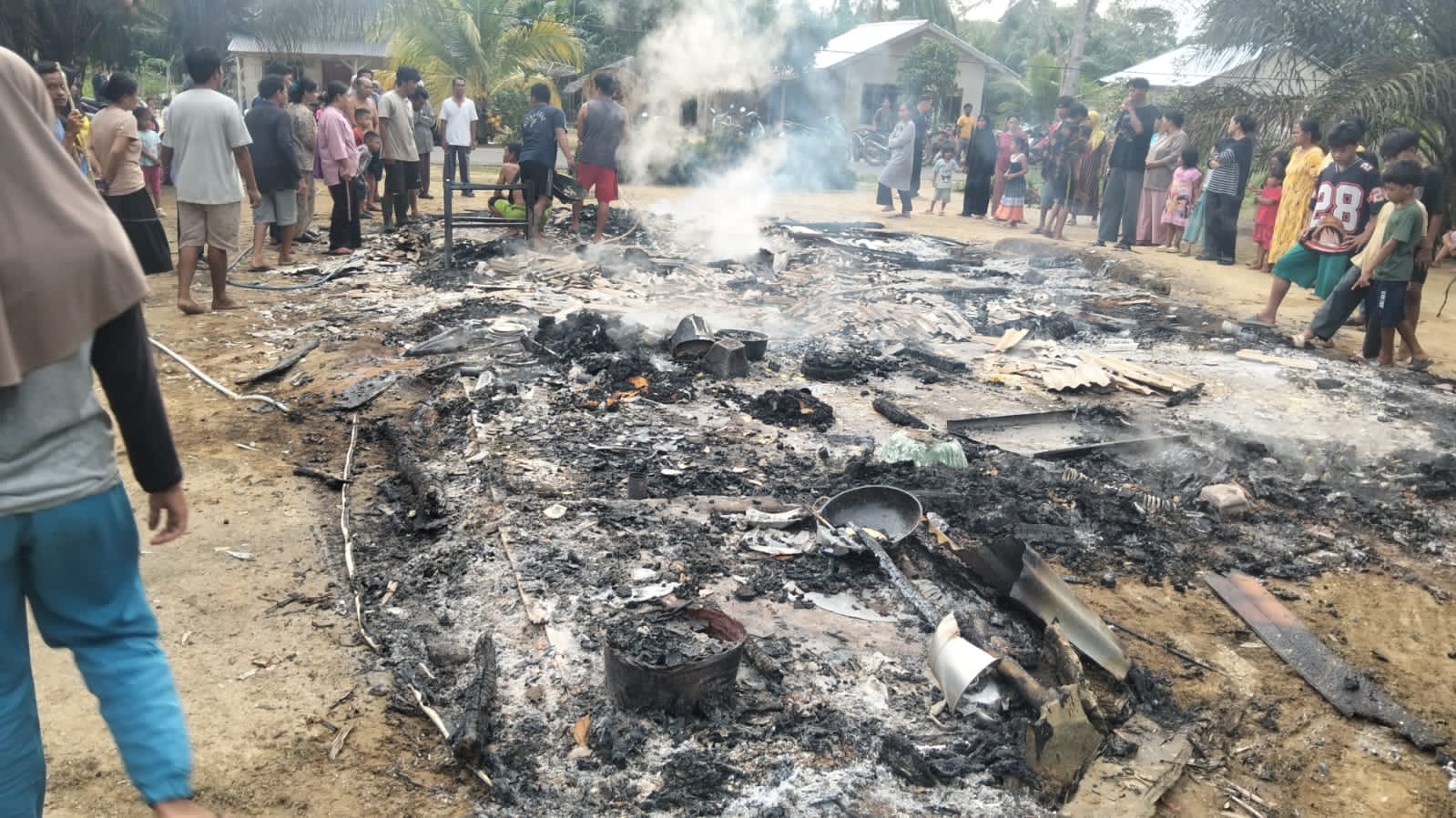 Rumah warga Bangka Barat ludes terbakar diduga korsleting listrik. Foto: Istimewa.
