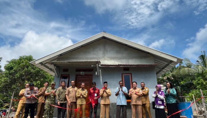 Yus Derahman Serahkan Bantuan Rumah TJSL Bank Sumsel Babel