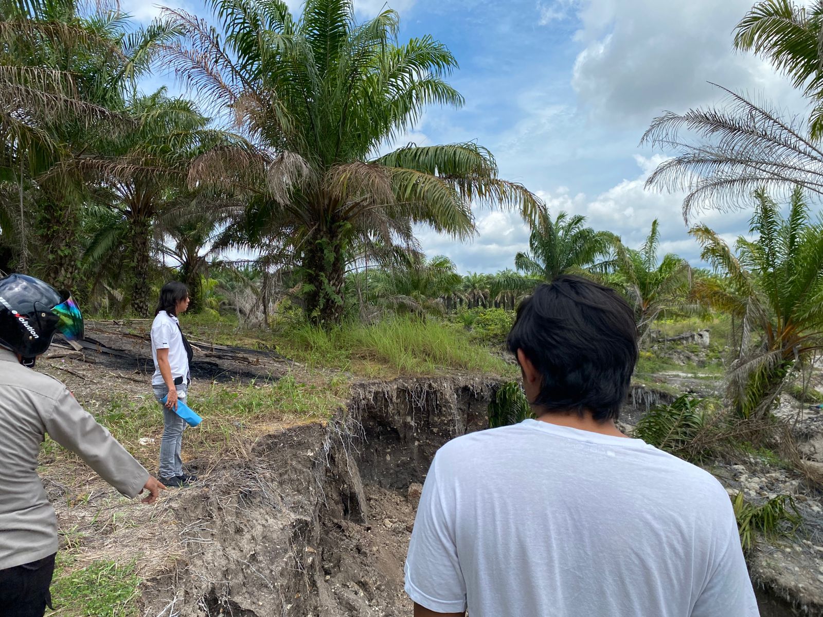 Polsek Jebus tertibkan tambang ilegal di Desa Kelabat. Foto: Istimewa.