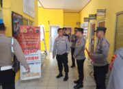 Wakapolda Babel, Brigjen Murry saat sidak ke Mapolsek Simpang Teritip. Foto: Istimewa.