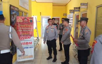 Wakapolda Babel, Brigjen Murry saat sidak ke Mapolsek Simpang Teritip. Foto: Istimewa.