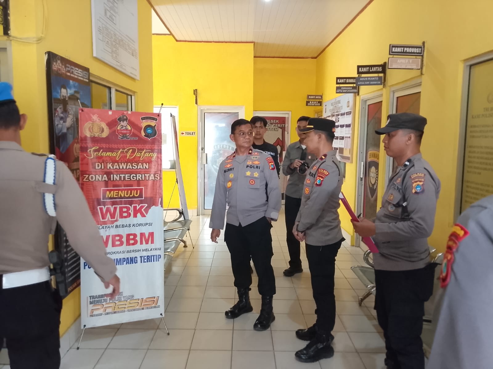 Wakapolda Babel, Brigjen Murry saat sidak ke Mapolsek Simpang Teritip. Foto: Istimewa.