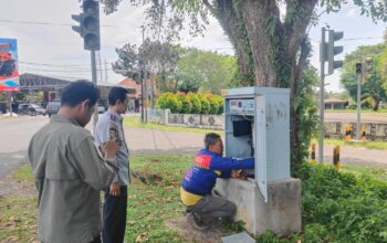 Perbaikan lampu merah Simpang Rutan Mentok. Foto: Istimewa.