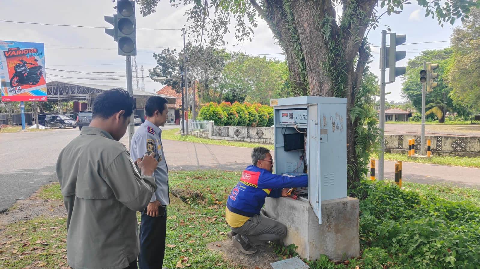Perbaikan lampu merah Simpang Rutan Mentok. Foto: Istimewa.