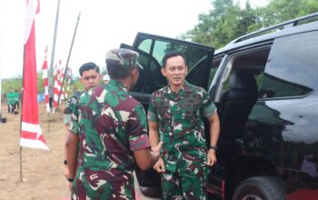 Pangdam II Sriwijaya, Mayjen TNI Ujang Darwis saat kunker ke Bangka Barat disambut Dandim 0431/BB. Foto: Istimewa.