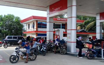 Aktivitas di SPBU Mentok. Foto: Bangdik