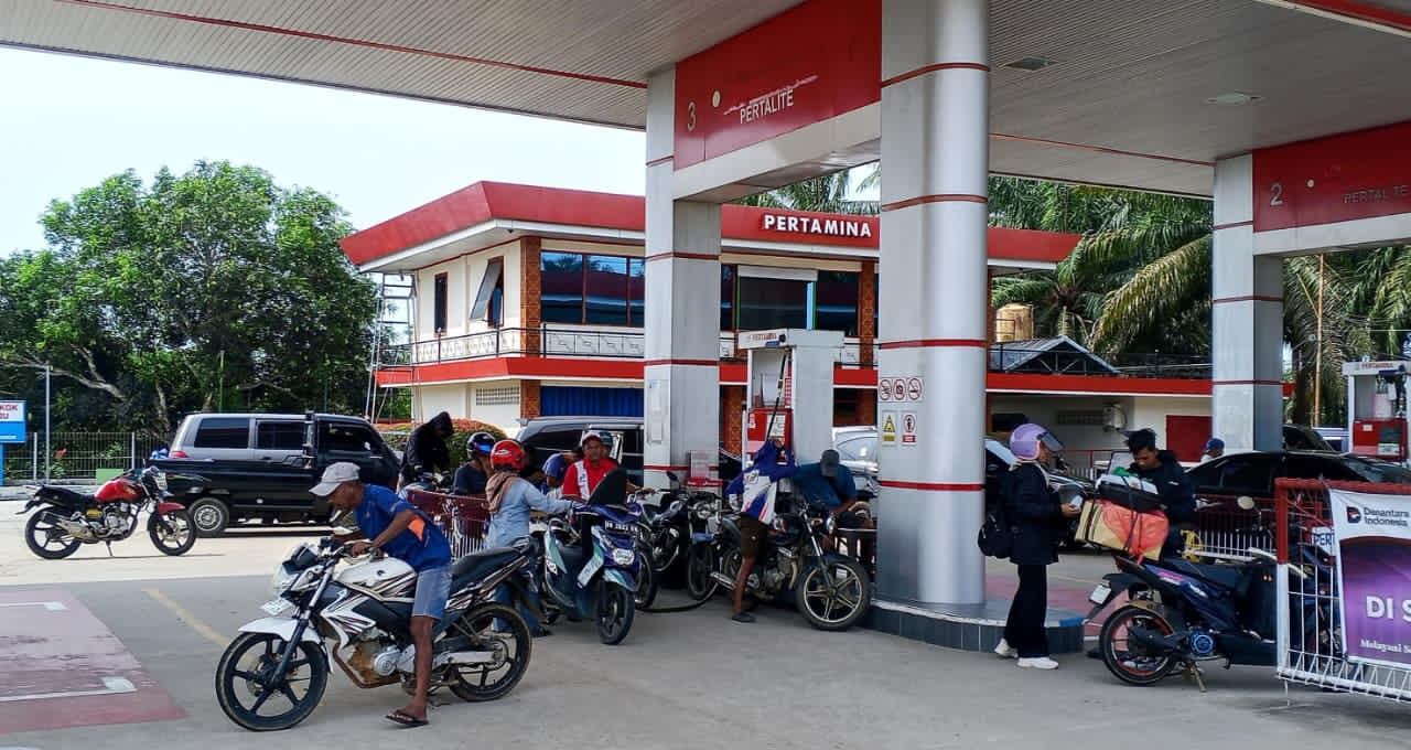 Aktivitas di SPBU Mentok. Foto: Bangdik