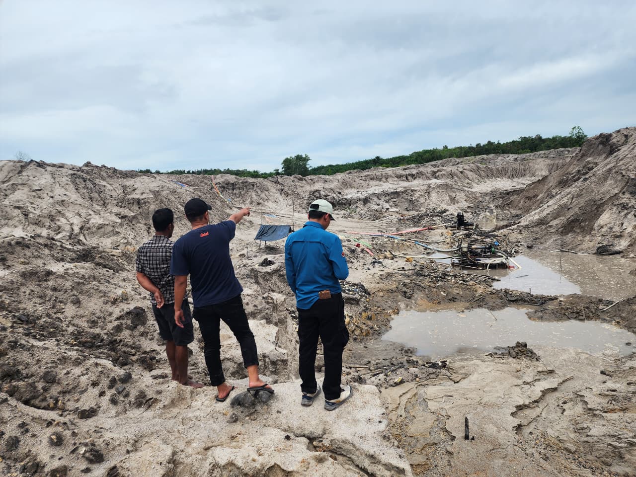 Ditreskrimsus Polda Babel amankan 2 alat berat dari tambang ilegal Paritempat. Foto: Ist.