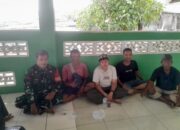 Warga dan Koptu Upar saat bersama Doni Kurniawan. Foto: Istimewa.