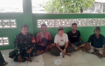 Warga dan Koptu Upar saat bersama Doni Kurniawan. Foto: Istimewa.