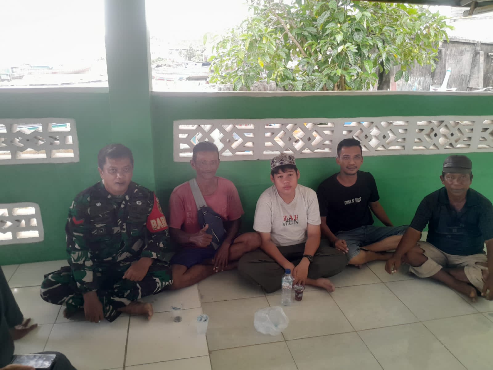 Warga dan Koptu Upar saat bersama Doni Kurniawan. Foto: Istimewa.