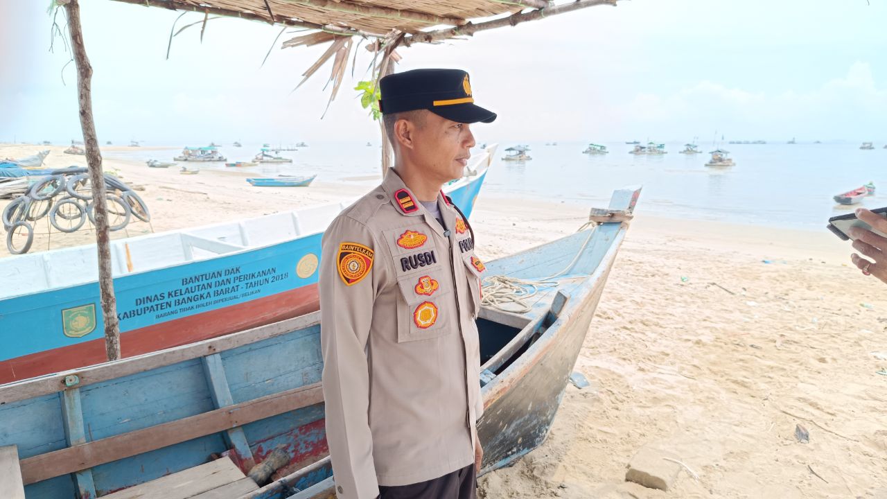 Kapolsek Mentok saat menertibkan aktivitas di Keranggan. Foto: Rizki Ramadhani