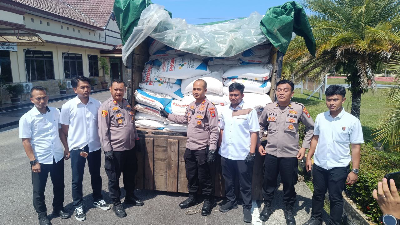 Polres Babar gagalkan penyelundupan pupuk subsidi di Mentok. Foto: Rizki Ramadhani.