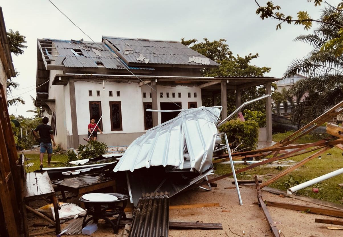Angin puting beliung terjang puluhan rumah di Parittiga. Foto: Istimewa.