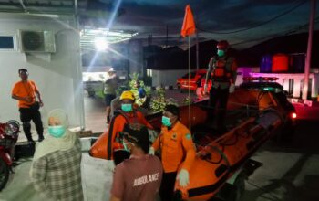 Evakuasi jenazah nelayan di Bangka. Foto: Istimewa.