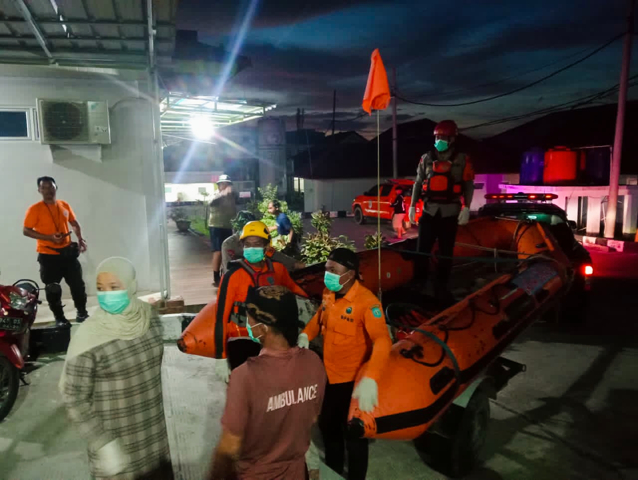 Evakuasi jenazah nelayan di Bangka. Foto: Istimewa.