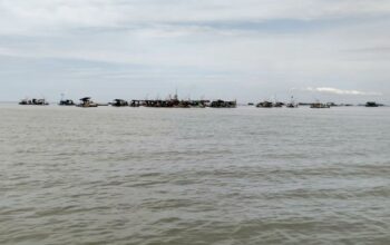 Aktivitas pertambangan timah ilegal di Perairan Tembelok-Keranggan. Foto: Ist.