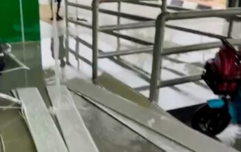 Tangkapan layar video atap plafon Puskesmas Jebus ambruk. Foto: Istimewa.