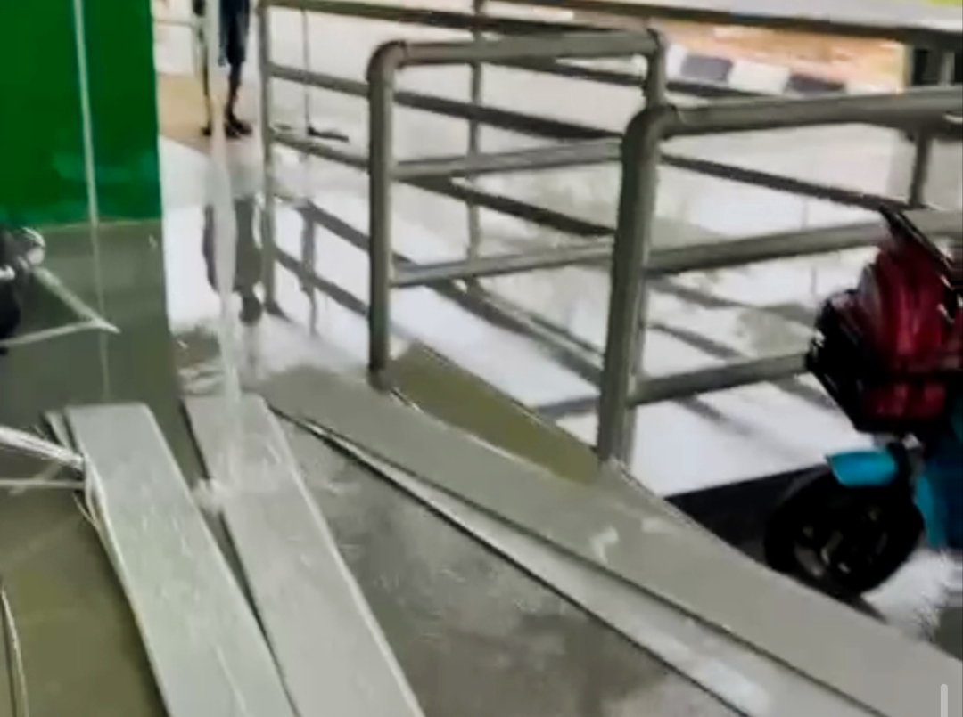 Tangkapan layar video atap plafon Puskesmas Jebus ambruk. Foto: Istimewa.