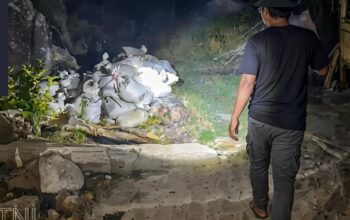 Satgas TNI AL saat menggagalkan penyelundupan timah ke luar negeri. Foto: Ist.