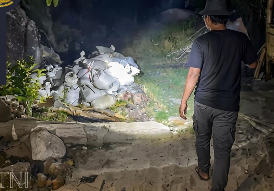 Satgas TNI AL saat menggagalkan penyelundupan timah ke luar negeri. Foto: Ist.