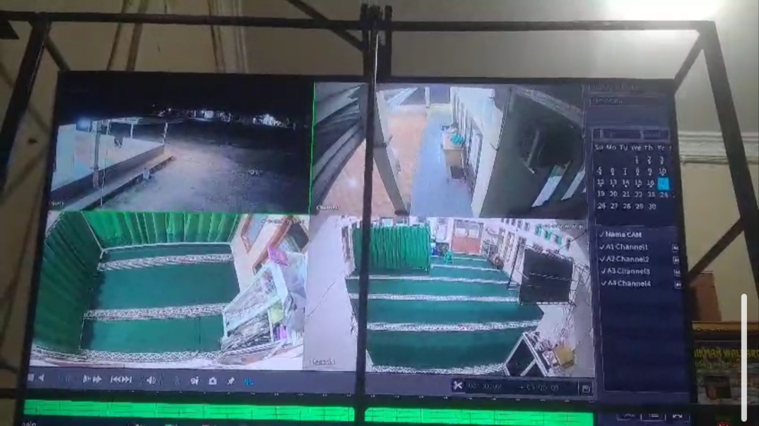 Tangkapan layar CCTV pencurian di Masjid RSUD Sejiran Setason. Foto: Istimewa.