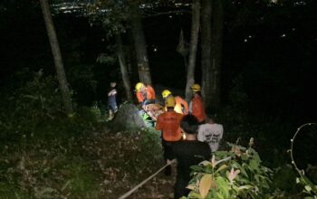 Basarnas evakuasi pendaki sesak nafas di Bukit Pau. Foto: Istimewa.