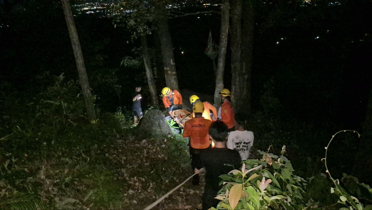 Basarnas evakuasi pendaki sesak nafas di Bukit Pau. Foto: Istimewa.