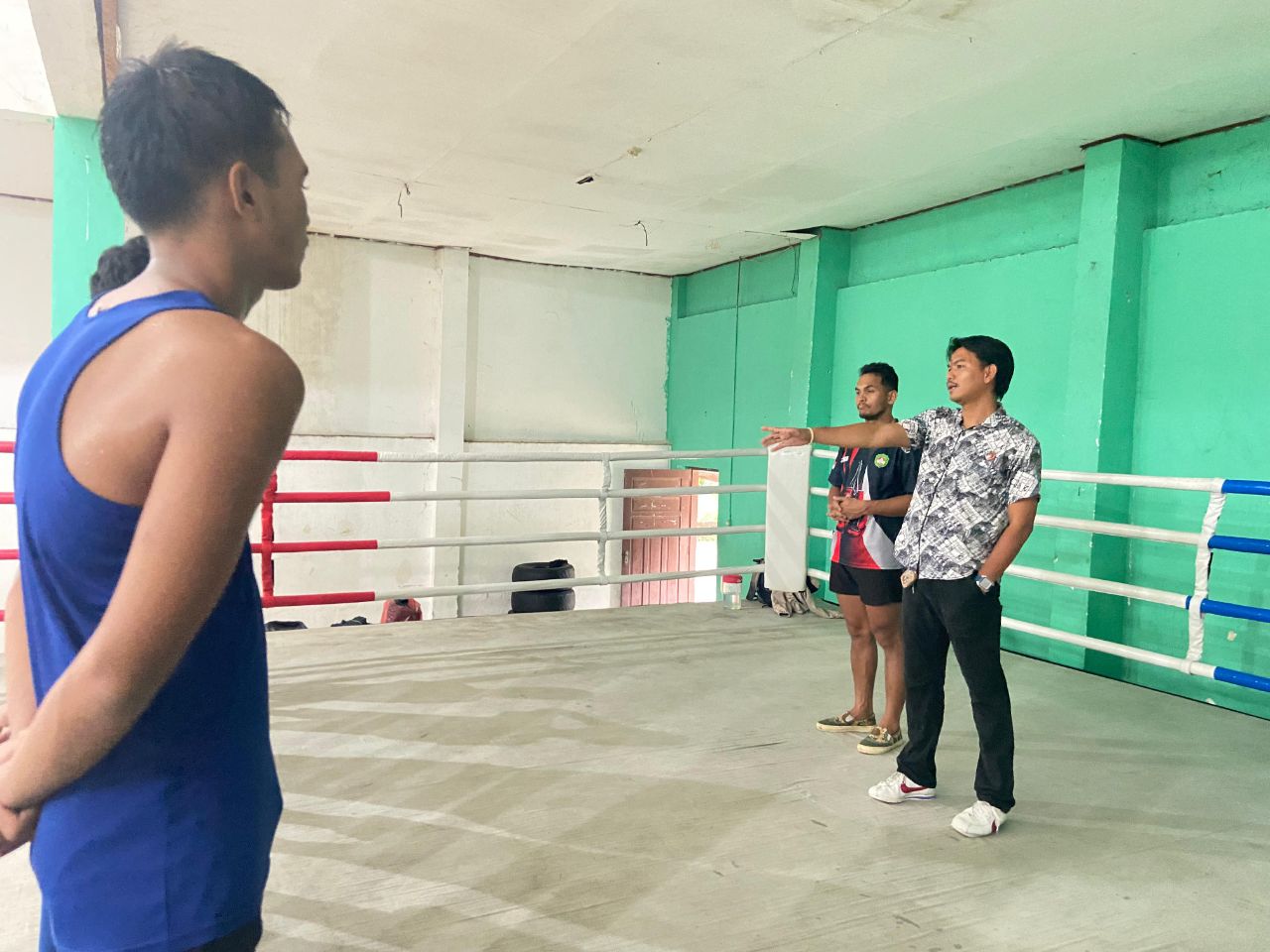 Wakil Ketua Pertina Bangka Barat, Genta Ramdhani saat memberikan arahan ke atlet. Foto: Ist.