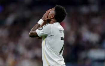 Jersey Tiga Garis Hitam Sungguh Terkutuk