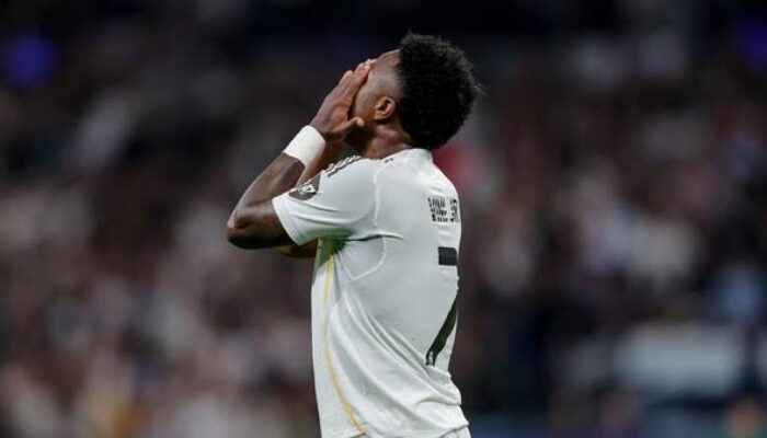 Jersey Tiga Garis Hitam Sungguh Terkutuk