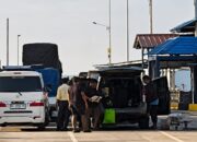 Petugas gagalkan penyelundupan timah di Pelabuhan Tanjung Kalian. Foto: Istimewa.