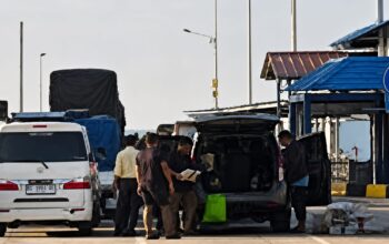 Petugas gagalkan penyelundupan timah di Pelabuhan Tanjung Kalian. Foto: Istimewa.