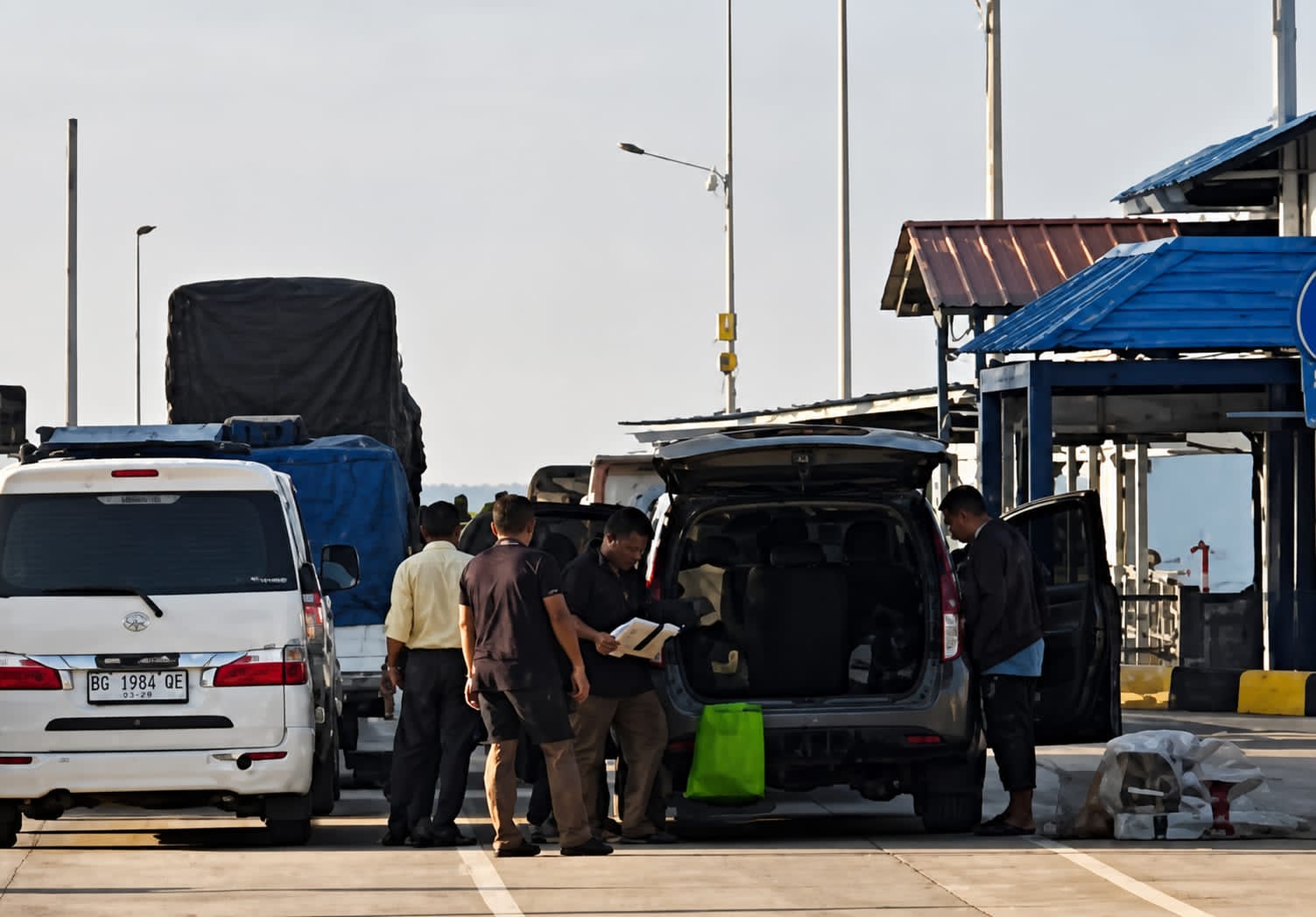 Petugas gagalkan penyelundupan timah di Pelabuhan Tanjung Kalian. Foto: Istimewa.