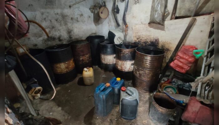 Polda Babel Gerebek Gudang Solar Subsidi Ilegal, 2 Orang Diamankan